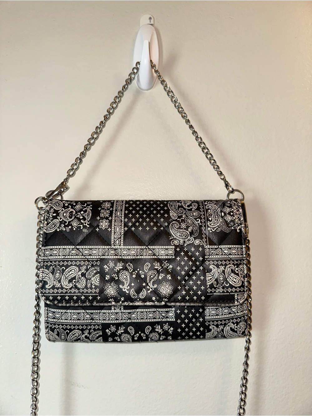 Black Bandana Print Quilted Chain Shoulder Bag